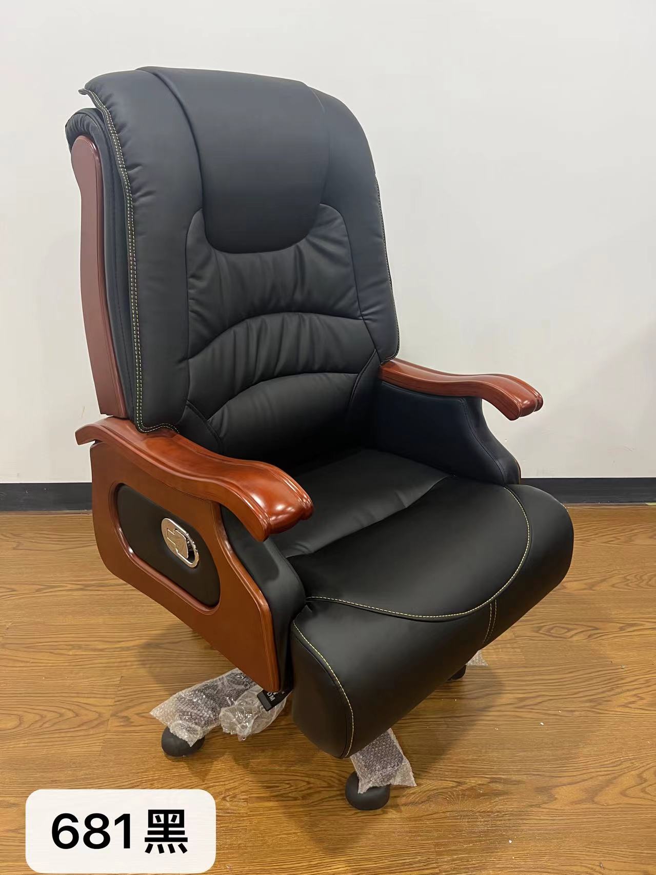 👑 RK-683 – Executive Boss Chair | Premium Comfort with Wooden Arm Design